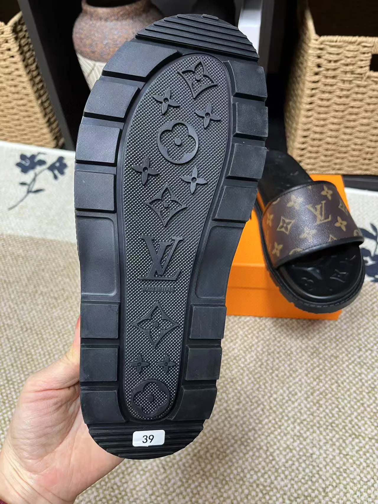 P270🏆Louis Vuitton 🏆[Louis Vuitton] Spring/Summer 2025 [Men's Flip Flops] 🎯🎯As an active family in the fashion industry ⭐ Lv is characterized by bold innovation ⚡Create this casual business style for Chinese fashionable men ✨The fabric is made of imported high-grade cowhide 🔥 Clean and neat ⚡Fashionable and elegant🌹Breathable, sweat-absorbent and deodorant👈So luxurious, high-end and domineering. 👍Must be sold if you repost the picture. Number of yards: 38--46. Color: 🎉 For large quantities. Welcome to repost.